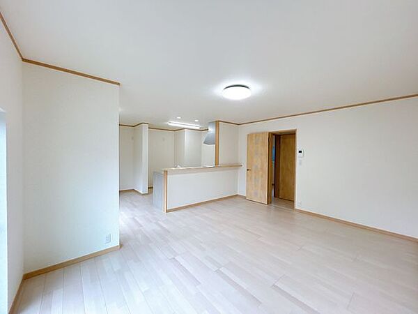 【リフォーム済】LDK別角度の写真です。お料理をしながらリビングがみえると安心ですね。