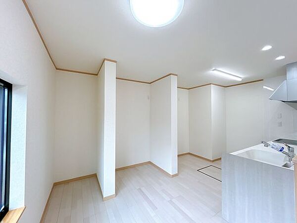 【リフォーム済】キッチン別角度の写真です。棚も設置できそうですね。
