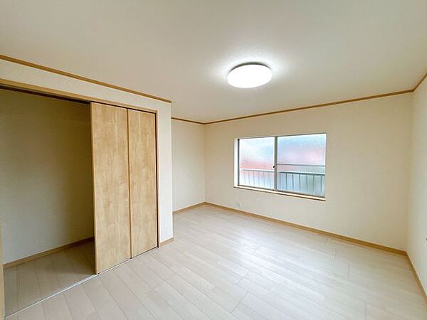 【リフォーム済】2階南側の和室を洋室にリフォームしました。部屋数があるのでお子様にお部屋をプレゼントできそうですね。