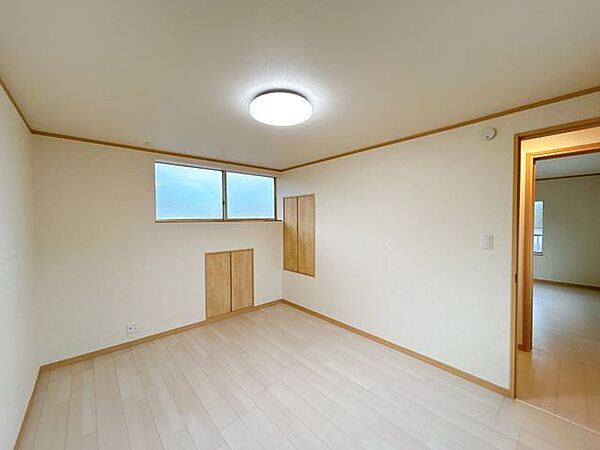【リフォーム済】2階北側の和室を洋室にリフォームしました。部屋数があるのでお子様にお部屋をプレゼントできそうですね。