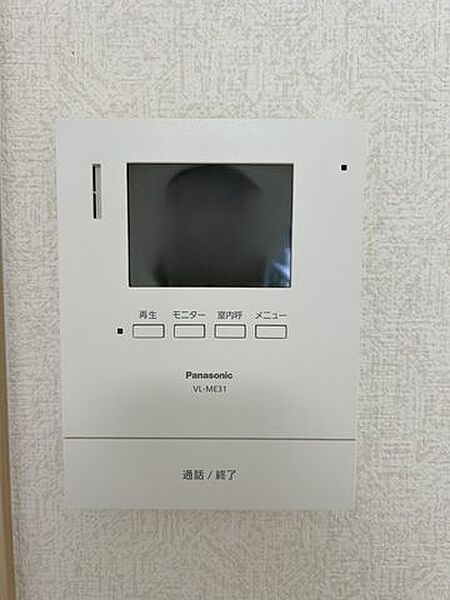【同仕様写真】インターホンの同仕様写真です。来客時モニターを確認してから対応できるので安心ですね。