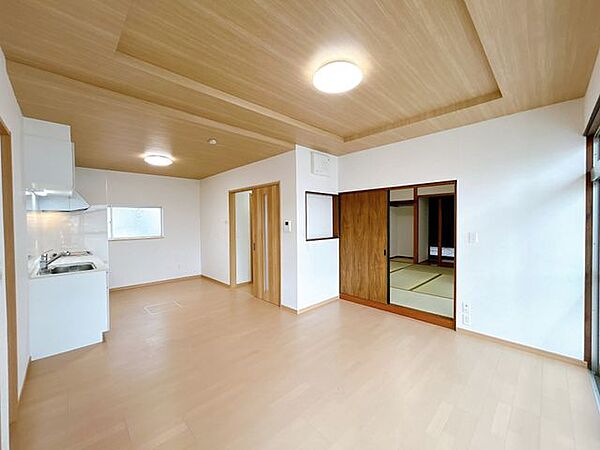 【リフォーム済】LDK全体の写真です。和室が隣接しているので開放感がありますね。。