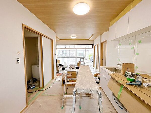 【リフォーム中】8/9撮影　キッチン側から見たLDKの写真です。約12帖の広さです。