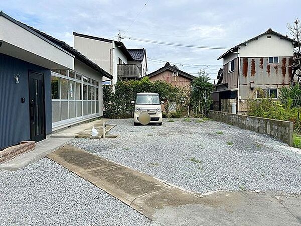 【駐車場】　駐車場の写真です。駐車場拡張を行いました。4台駐車可能です。