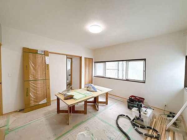【リフォーム中】8/9撮影　洋室約8帖の写真です。クローゼットもついています。部屋に一つは収納があるとうれしいですね。