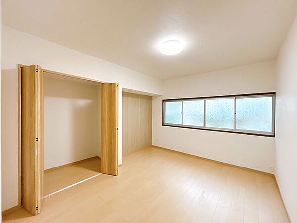 【リフォーム済】　洋室6帖の写真です。クローゼットがついています。