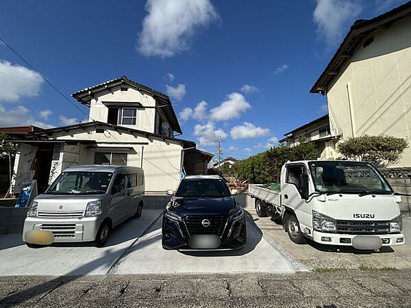 【8/7撮影】駐車場の写真です。並列3台駐車可能です。