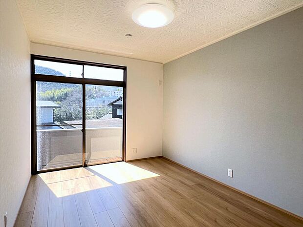 【リフォーム済】洋室は天井・壁のクロス張替、床材の張替をしました。