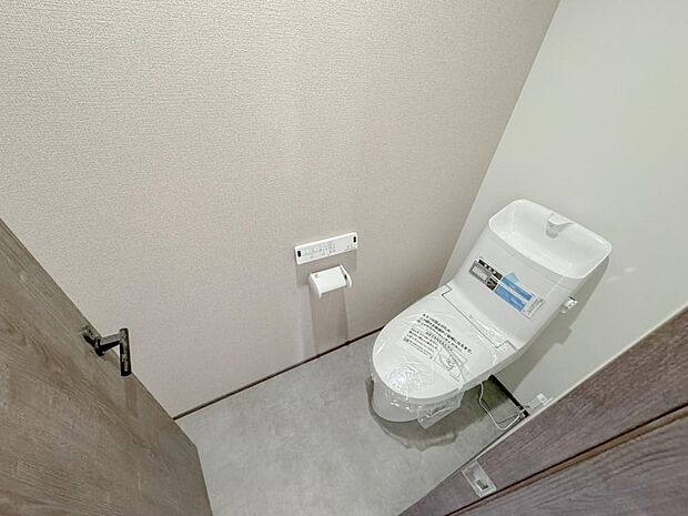 【リフォーム中】トイレはリクシル製の温水シャワー洗浄機能付きを設置しました。壁リモコンタイプで便座周りがすっきりしています。