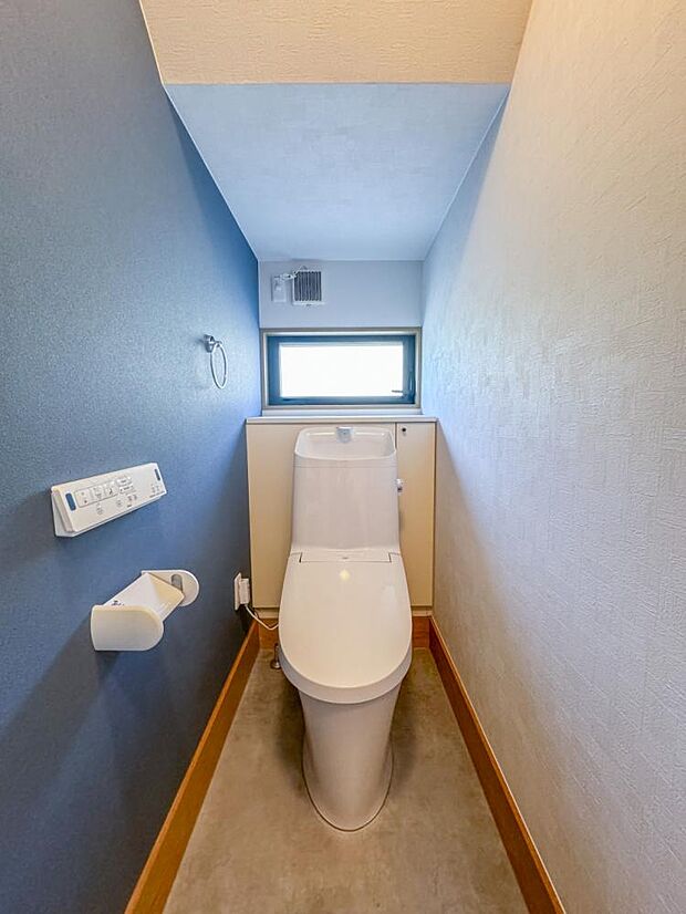 【リフォーム済】トイレはリクシル製の温水シャワー機能付きのトイレに新品交換しました。天井と壁のクロスと床のクッションフロアーもリフォームしています。
