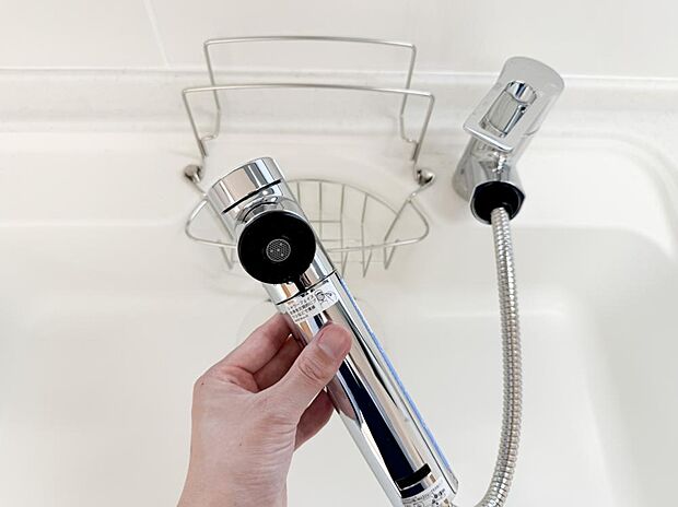 【リフォーム済】キッチン水栓金具は「かゆい所に手が届く」シャワータイプ。浄水機能付きなので安心してお使いいただけます。一体型の浄水器なので汚れにくくお手入れ簡単ですよ。