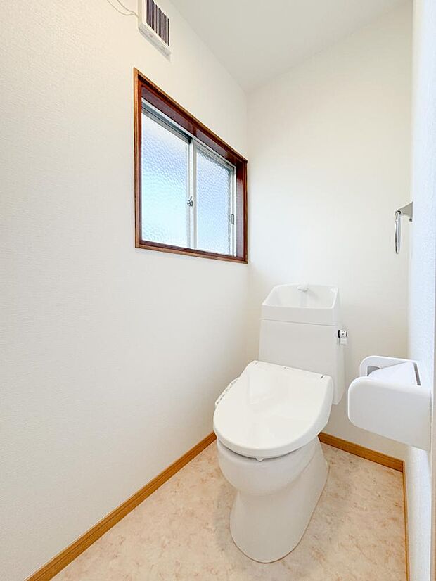 【リフォーム済】トイレはジャニス製の温水洗浄機能付きの便器に新品交換しました。天井や壁のクロスの張替えと床も新品のクッションフロアーに張り替えているので清潔です。