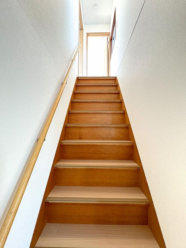 【リフォーム済】階段の踏板はクッションフロアーを貼って滑り止めを設置して手すりも交換しました。階段も天井や壁の張替えを行っています。