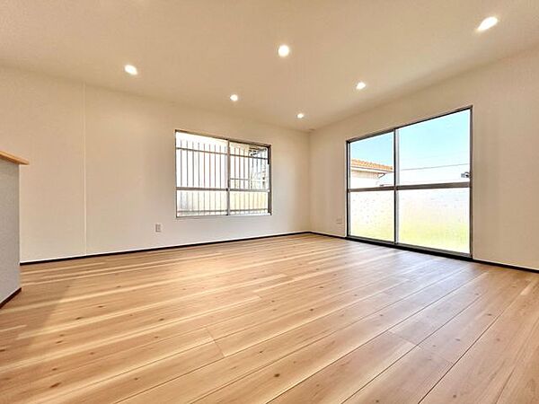 【内外装リフォーム完成】LDK別角度からの写真です。お気に入りの家具が配置しやすいのもうれしポイントですね。