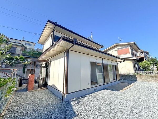 【内外装リフォーム完成】現地外観写真です。外壁と屋根は塗装を行いました。駐車場は拡張工事を行って縦列で2台駐車可能になったため、お車を複数台お持ちの方でも安心です。