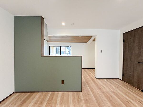 価格には消費税、リフォーム費用を含みます。リフォーム中でもご案内可能。内覧希望の方はお電話ください。