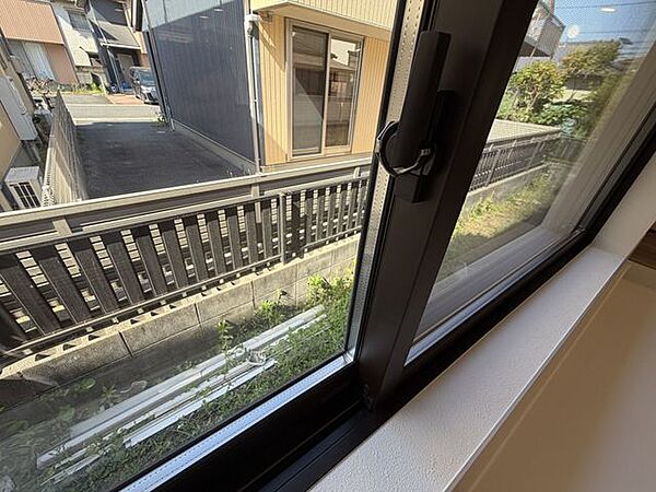 【リフォーム済】キッチンの前の窓は新品交換してペアガラスになっています。