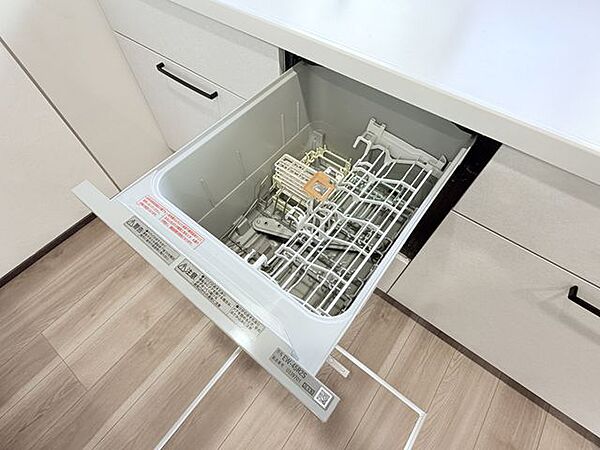 【リフォーム済】システムキッチンはリンナイ製の食器洗い乾燥機付きです。