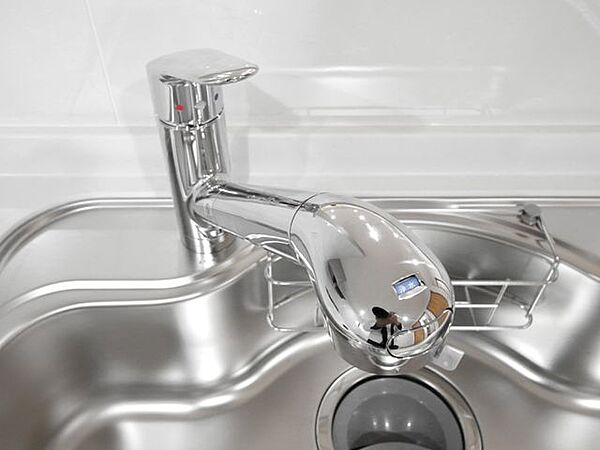 【リフォーム済】新品キッチンの水栓金具はオールインワン浄水栓です。独自の3重ろ過システムを採用した高性能カートリッジにより除去対象5物質を高度除去するため、おいしい水をつくります。