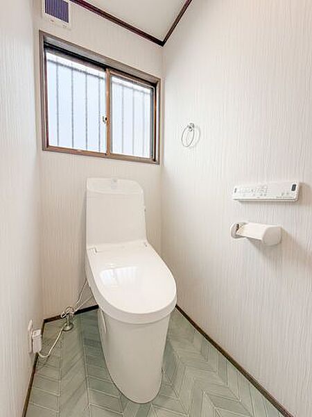 【リフォーム済】トイレは温水洗浄機能付きに新品交換します。表面は凹凸がないため汚れが付きにくく、継ぎ目のない形状でお手入れが簡単です。節水機能付きなのでお財布にも優しいですね。
