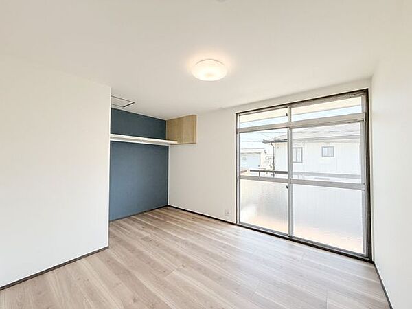 【リフォーム済】2階東側の洋室です。天井と壁のクロスの張替を行いました。