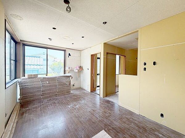 【リフォーム中】リビングは約15帖の広々とした空間へ拡張予定です。住友林業クレスト製のフローリング・建具を採用し、天井・壁のクロスも張替え。家族がゆったりとくつろげるLDKへリフォームします。