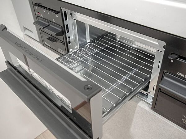 【同仕様写真】1.30kWのグリルを備えたコンパクト設計で、日常の調理に使いやすい仕様です。シンプル構造で扱いやすく、毎日の料理をサポートします。