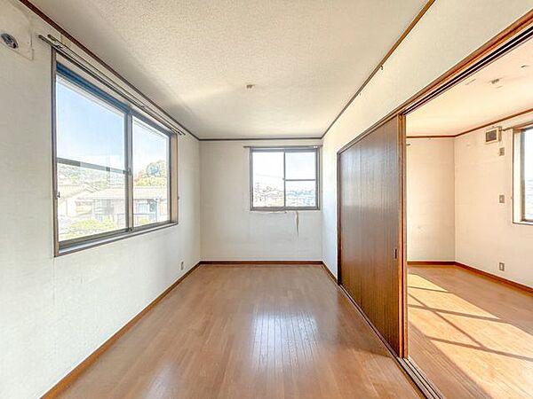 【リフォーム中】2階北東側の洋室はクロスを全面張替え予定です。LEDシーリングライトも新設し、陽当たりの良さと相まって明るく快適な住空間へ生まれ変わります。
