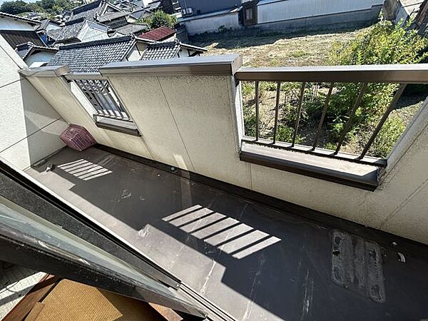 【リフォーム中】ベランダは防水塗装を実施します。見た目をきれいに整えるだけでなく、防水性能の維持・向上を図り、建物の耐久性にも配慮したリフォーム内容です。
