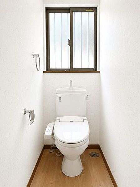 【現況販売】温水洗浄便座付きのトイレです。寒い季節も快適にお使いいただけるほか、日々の暮らしをサポートする便利な設備を備えています。