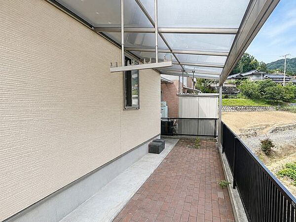 【現況販売】敷地東側には差し掛けを設けており、物干しスペースとしてご利用いただけます。風通しが良く、洗濯物が乾きやすい実用的なスペースです。