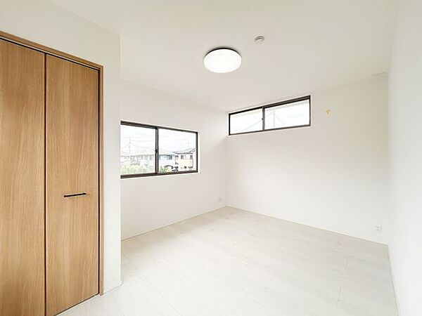 【同仕様写真】各居室の照明器具は新品交換。照明器具は設置した状態でお引渡しをいたしますのでお客様が別途ご購入いただく必要はございません。