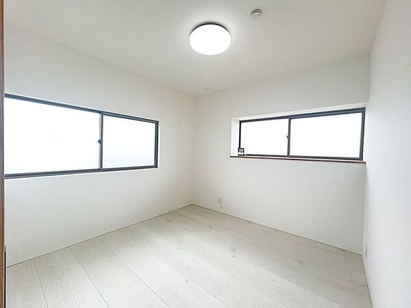 【同仕様写真】新しく設置するドアホンはカラーモニター付き。モニターで玄関にいらしたお客様を確認してから応対できます。留守中の来客も記録できるので防犯面でも安心ですね。