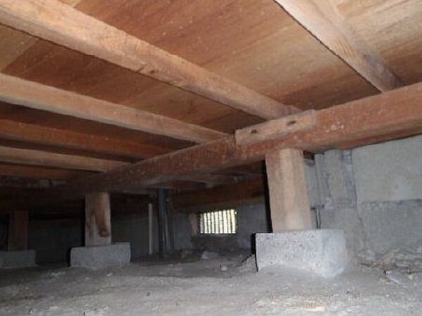 中古住宅の3大リスクである、雨漏り、主要構造部分の欠陥や腐食、給排水管の漏水や故障を2年間保証します。その前提で床下まで確認の上でリフォームし、シロアリの被害調査と防除工事もおこないました。