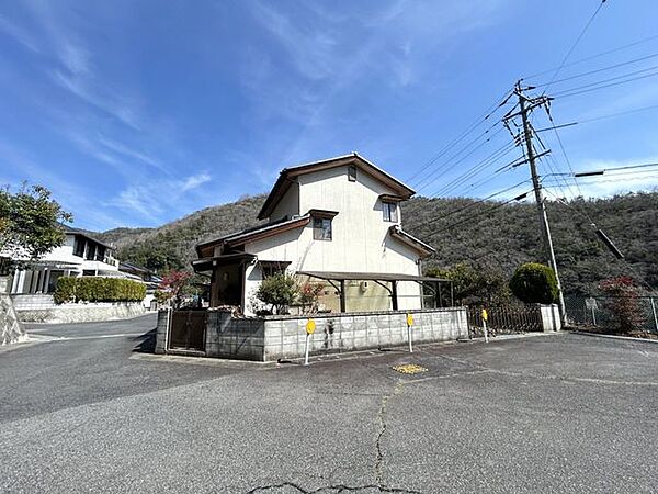 【外観写真】南西角地に建つ明るい雰囲気のおうちです。