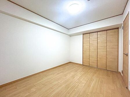 【リフォーム販売】リフォーム中です。約6帖洋室です。