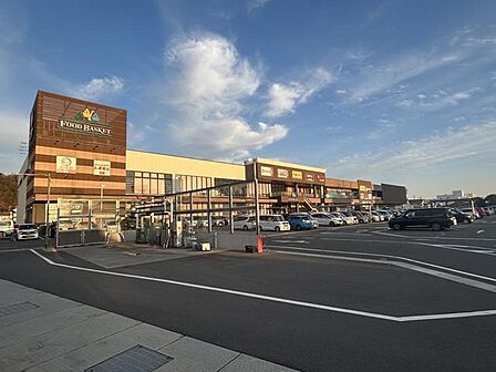 ニシナフードバスケット市役所北店まで徒歩約6分（約400ｍ）