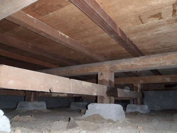 中古住宅の3大リスクである、雨漏り、主要構造部分の欠陥や腐食、給排水管の漏水や故障を2年間保証します。その前提で床下まで確認の上でシロアリの被害調査と防除工事も行います。