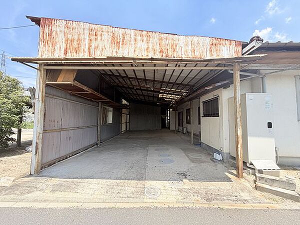 【リフォーム中】敷地北側の車庫を解体し、普通車2台分の駐車スペースへ変更予定です。駐車スペースを拡張し、より使いやすい敷地に仕上げます。