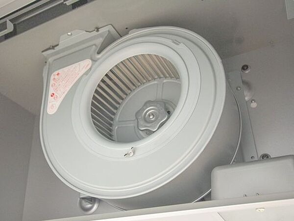【同仕様写真】システムキッチンの換気扇は薄型のシロッコファンを設置予定です。シロッコファンはプロペラファンに比べて空気を吸い込む力が強く、構造的に風の影響を受けにくく逆流しにくいという特徴があります。
