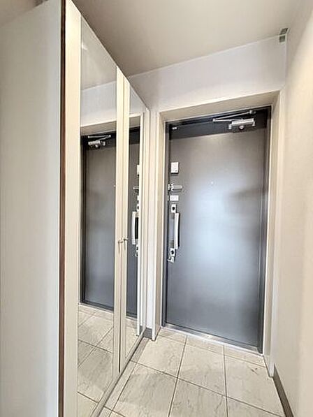 玄関には大容量のミラー付きシューズボックスを設置しています。ご家族の靴をたっぷり収納でき、鏡で外出前の身だしなみも確認できる便利な収納です。