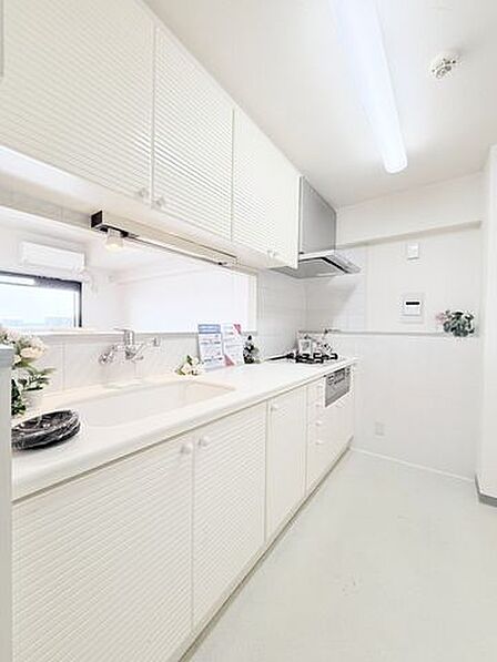 システムキッチンは人工大理石製の天板を採用。シンクも人工大理石製で、統一感のあるすっきりとしたデザインです。お手入れもしやすく、毎日の料理を快適に楽しめます。