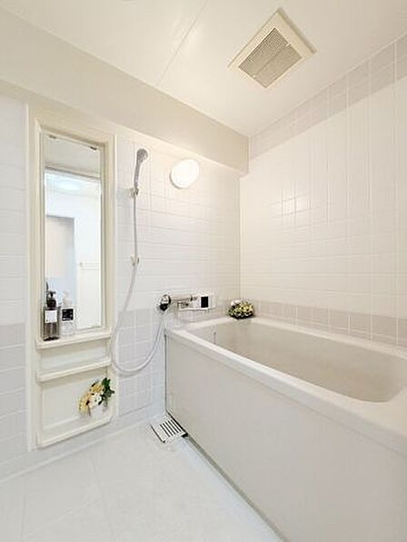 システムバスには、洗い場・浴槽のどちらでも使える浴室水栓を設置しています。シャワーや鏡も備え、使い勝手に配慮した快適な浴室です。
