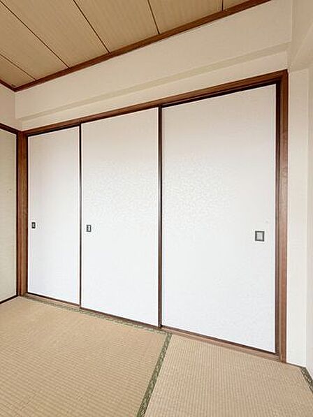 和室には1.5畳分の広さがある押し入れを備えています。布団や季節物、衣類などをたっぷり収納でき、居室をすっきり使える便利な収納スペースです。
