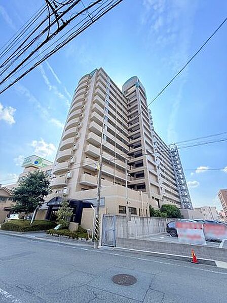倉敷市中心部に位置する「朝日プラザ倉敷エグゼ」。落ち着いた佇まいのマンションで、周辺には生活に便利な施設も揃っています。倉敷での暮らしを快適にサポートする住環境です。