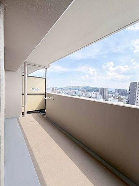 リビングや和室から出入りできるバルコニーです。洗濯物を干すスペースとして活用でき、日々の暮らしに便利な屋外空間です。