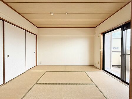 約6帖の和室はリビングと続き間になっており、建具を開ければ一体感のある広々とした空間として使えます。ベランダへも出入りでき、明るく開放的な和室です。