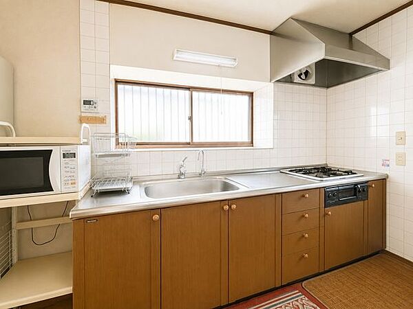 【現況販売】システムキッチンを採用しています。耐久性に優れたステンレス天板仕様で、ガスコンロを備えた都市ガス対応。日々のお料理を快適にサポートします。