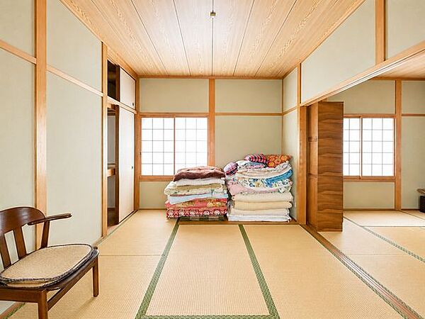【現況販売】2階には6帖と8帖の続き間和室があります。襖を開ければ開放感のある広々とした空間となり、和の趣を感じながらゆったりとお過ごしいただけます。