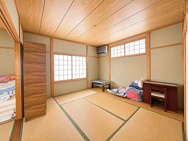 【現況販売】2階には約8帖の和室があります。広さにゆとりがあり、寝室や客間としても使いやすい落ち着いた空間です。